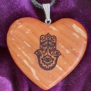 Herz-Kettenanhänger "Fatimas Hand" Erlenholz