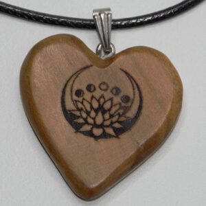 Herz-Kettenanhänger "Lotus Blume" Pflaumenbaumholz