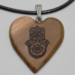 Herz-Kettenanhänger "Fatimas Hand" Pflaumenbaumholz