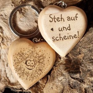 Herz-Schlüsselanhänger "Steh auf und scheine!" (Ahorn)