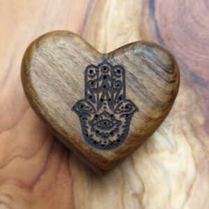 Duftherz fürs Auto mit Clip für die Lüftung "Fatimas Hand" aus Walnussholz