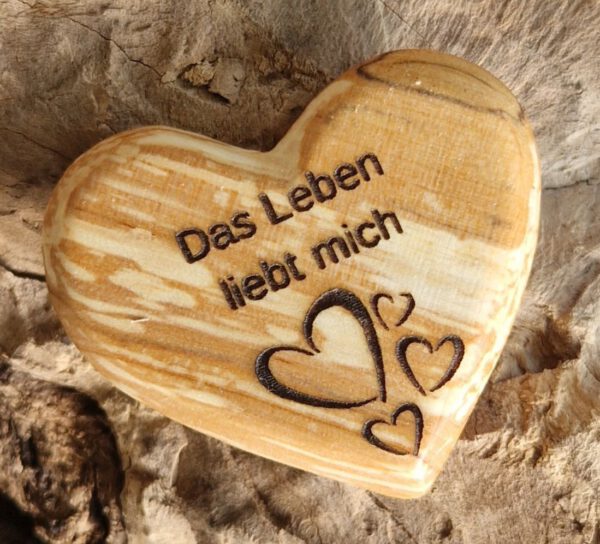 Herz-Magnet "Das Leben liebt mich" aus Erlenholz