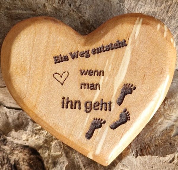 Herz-Magnet "Ein Weg entsteht" aus Erlenholz