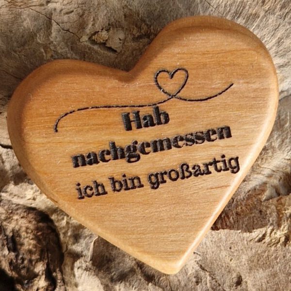 Herz-Magnet "Hab nachgemessen" aus Erlenholz