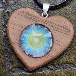 Mandala-Herzkette "Leben" aus Walnussholz
