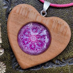 Mandala-Herzkette "Sternenstaub" aus Kirschenholz